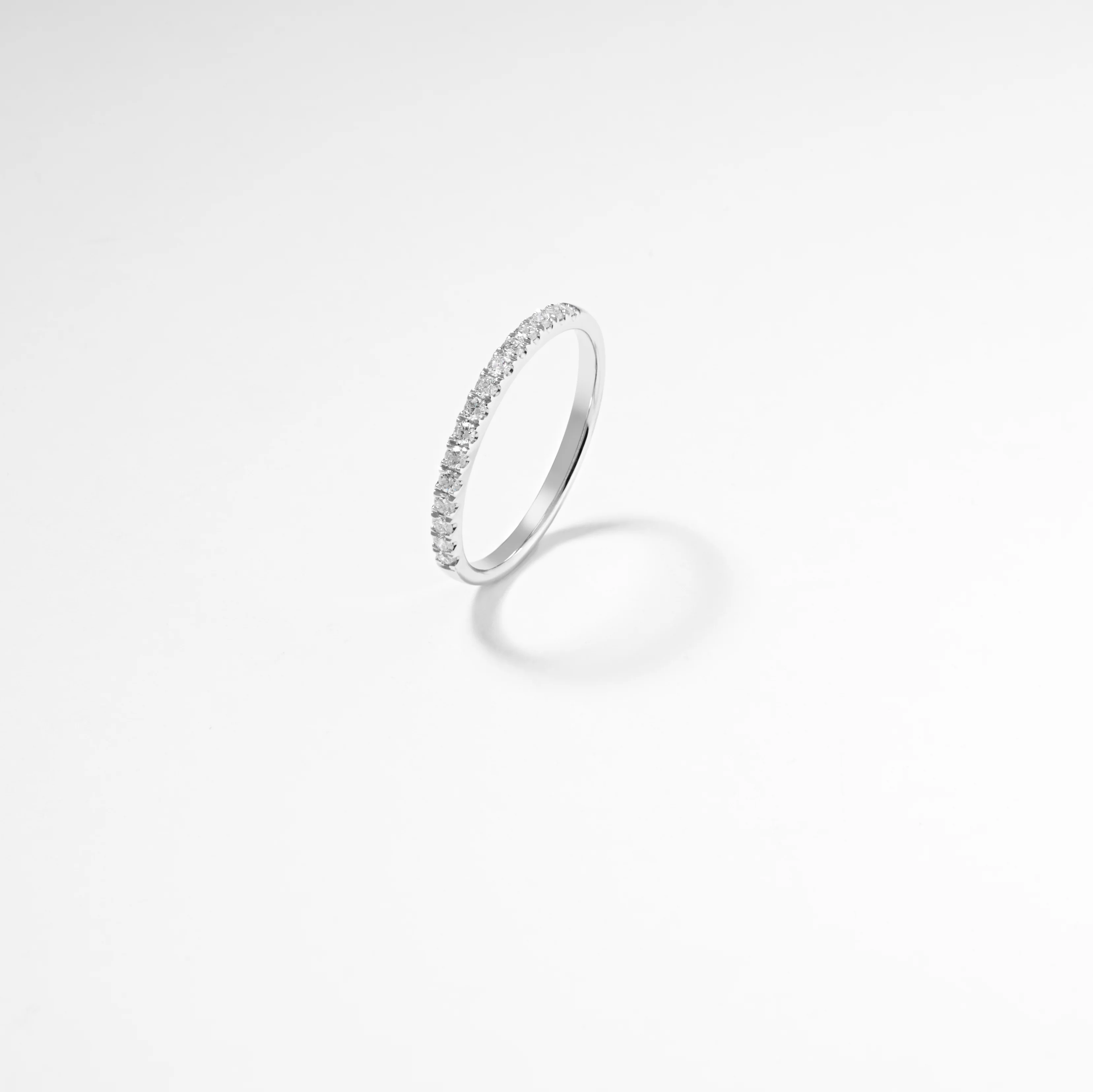 18K White Gold Round Brilliant Diamond Fine Claw Set Band 0.24tdw - Image 3