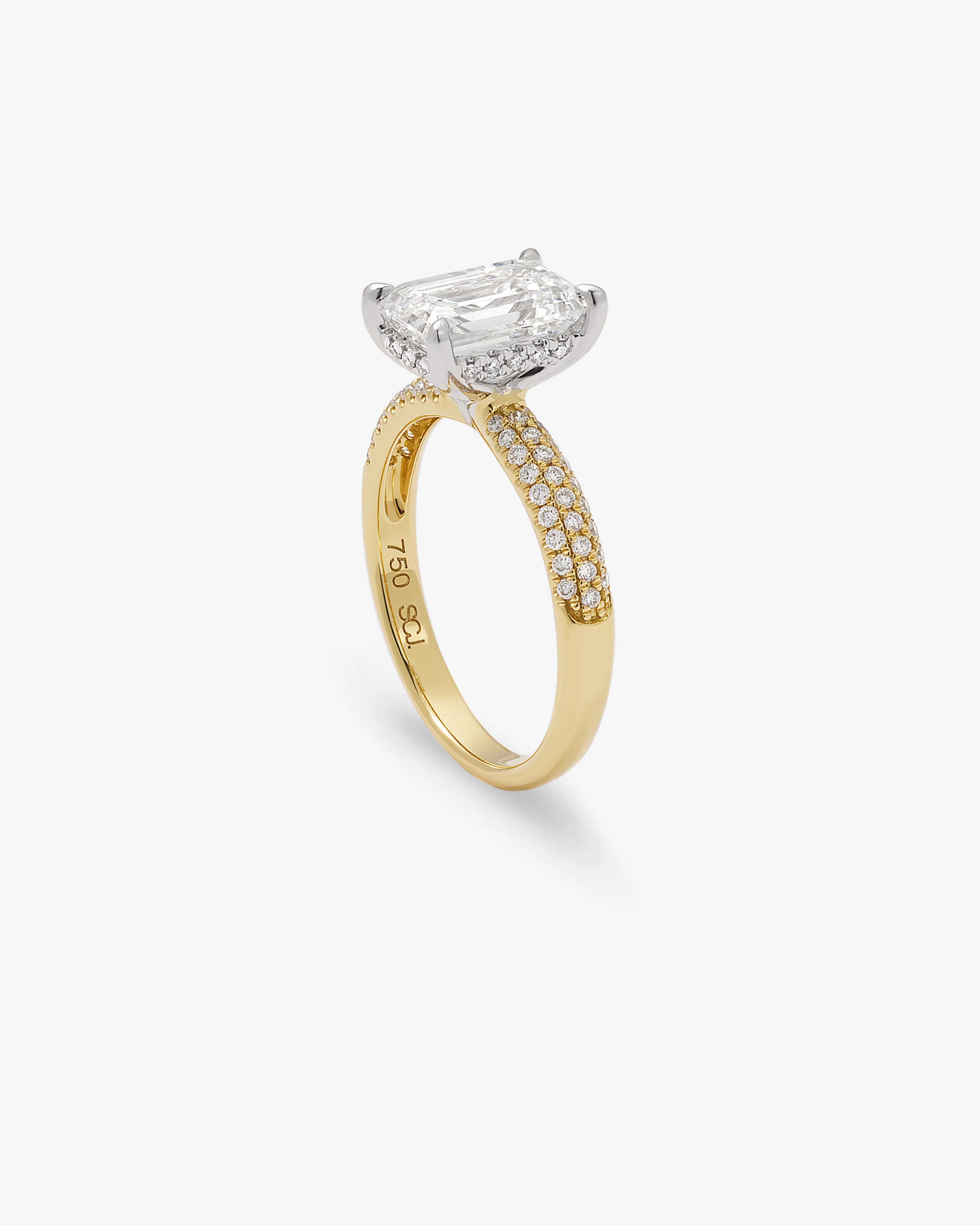 18K Yellow and White Gold 2.5ct Emerald Lab Diamond Solitaire With Diamond Set Pave Shoulders And Gallery Ring 2.8tdw - Image 2