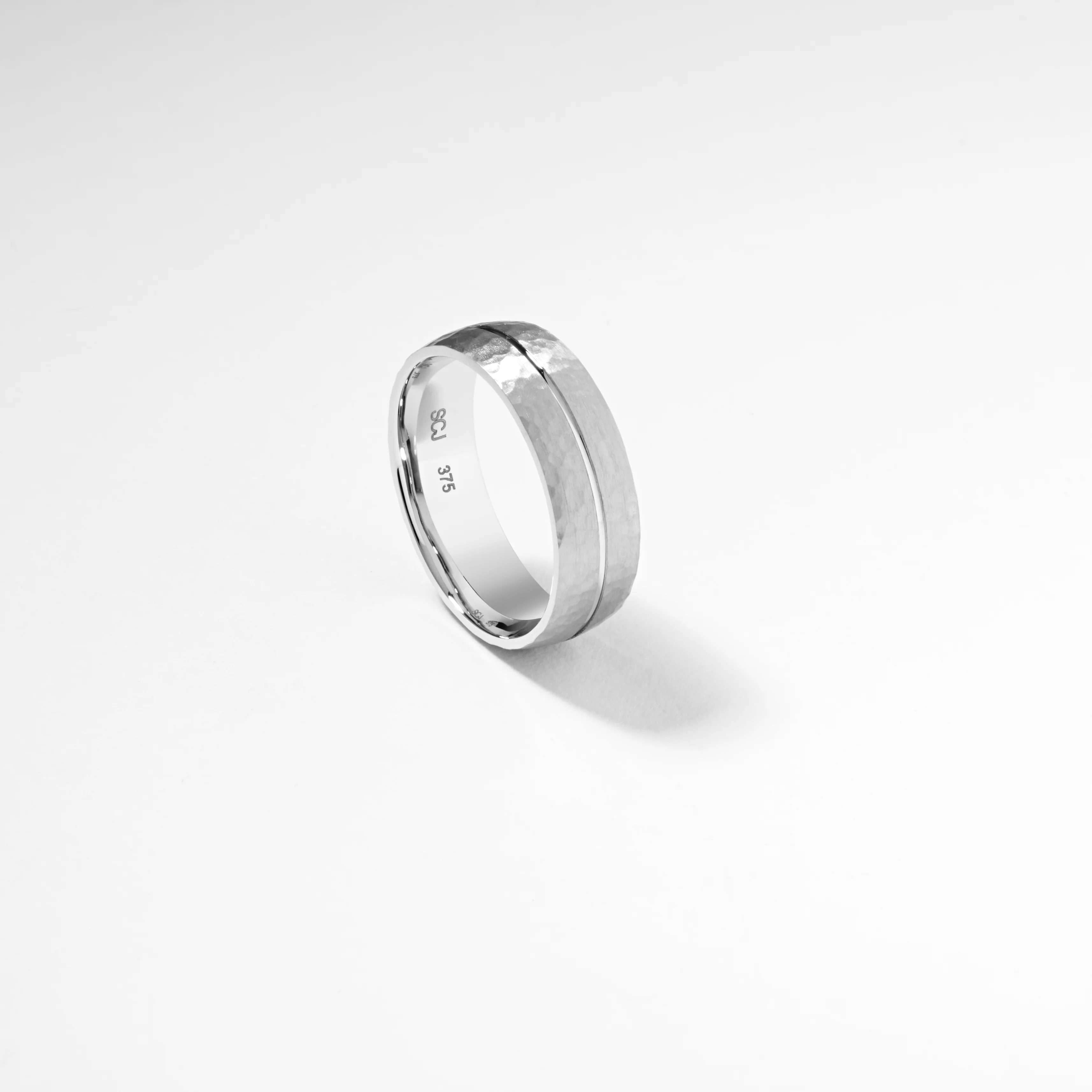 9K White Gold Hammered Finish With Polished Centre Groove Ring 7mm - Image 3
