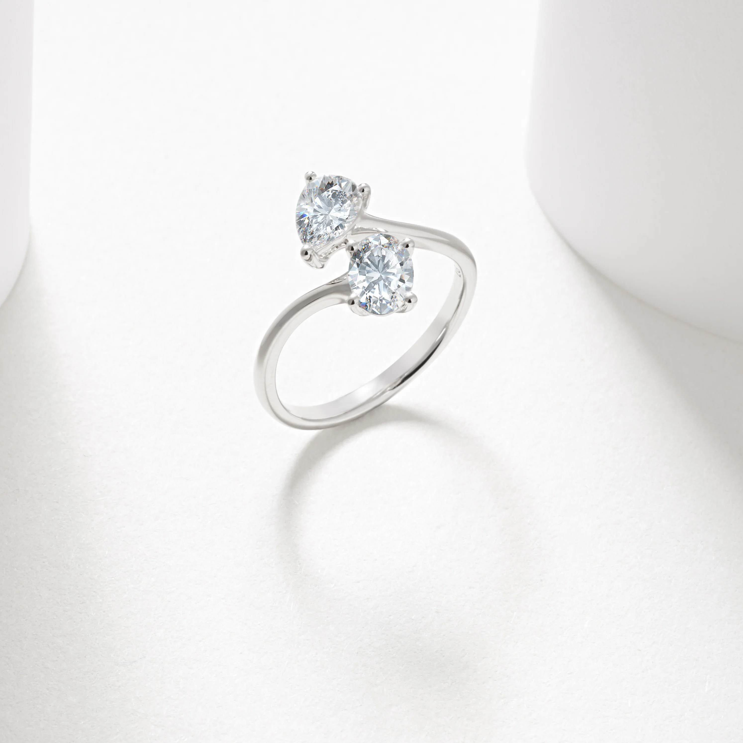 9w 0.7ct oval and pear cut lab diamond claw set toi et moi ring - Image 3