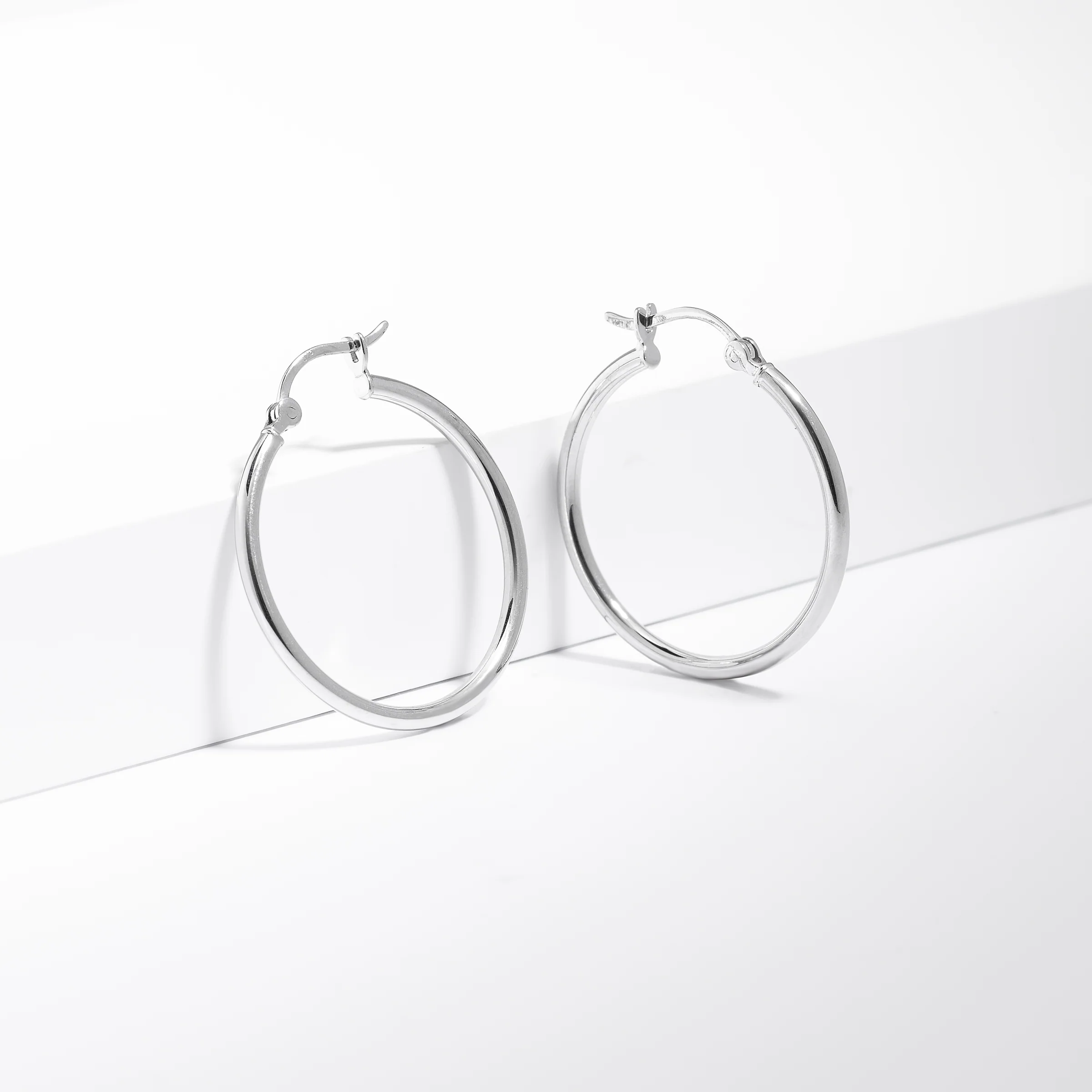 9K White Gold Round Hoop Earrings 20mm. - Image 2