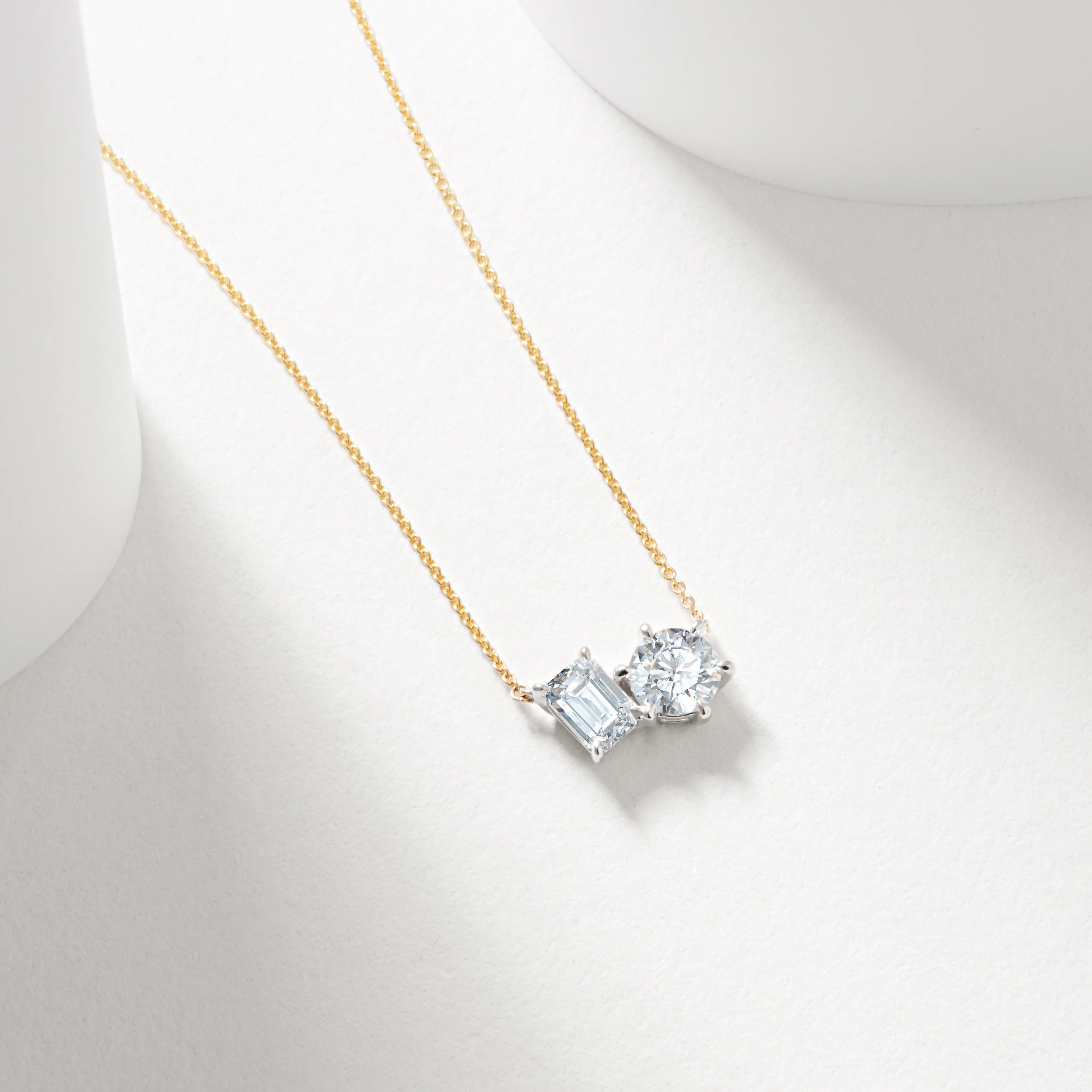 9WY 1.53tdw emerald and round lab diamond claw set toi et moi pendant and chain 45cm - Image 3