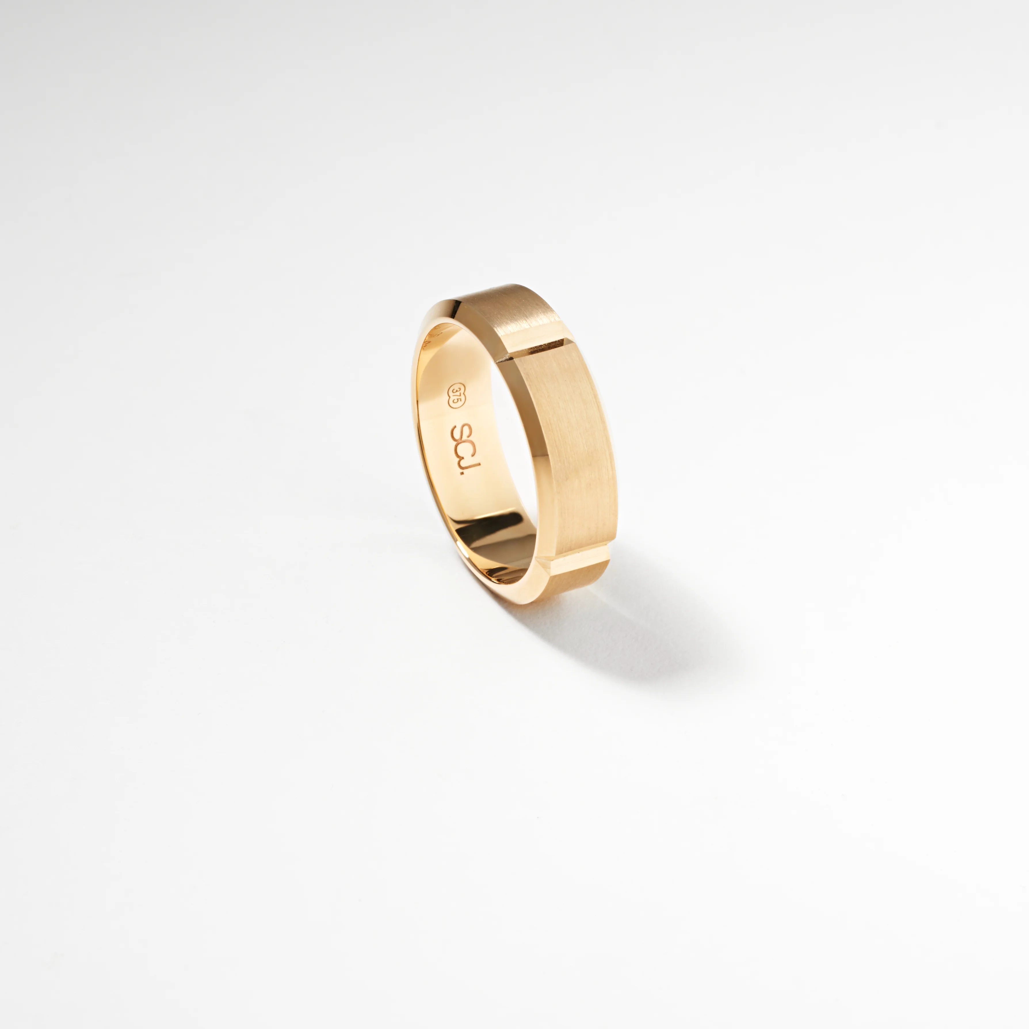 9K Yellow Gold Brushed Centre With Polished Faceted Vertical Lines Beveled Edge Band Ring 7mm - Image 3