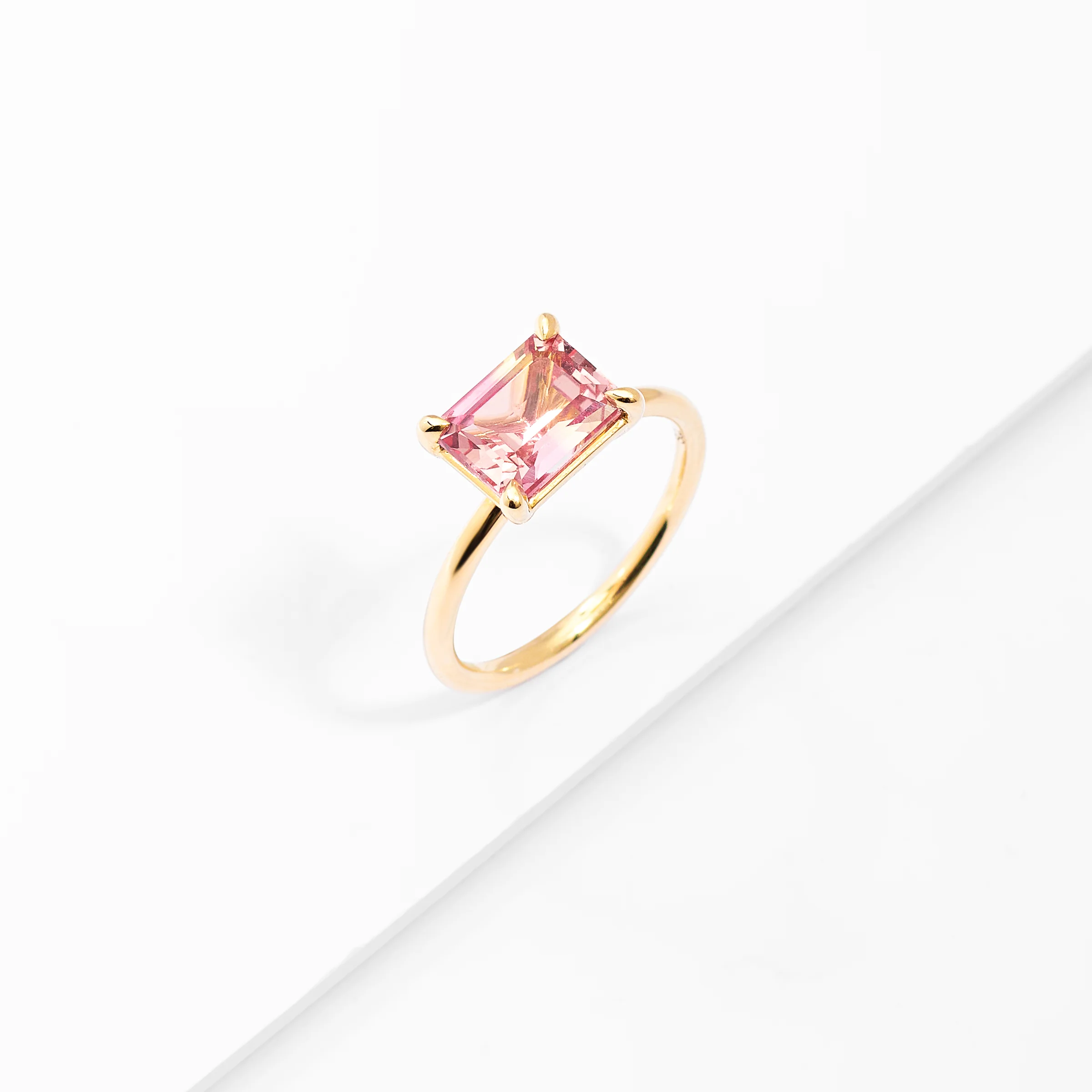9K Yellow Gold Cr Orange And Yellow Sapphire 9x7mm Emerald Cut East West Ring - Image 2