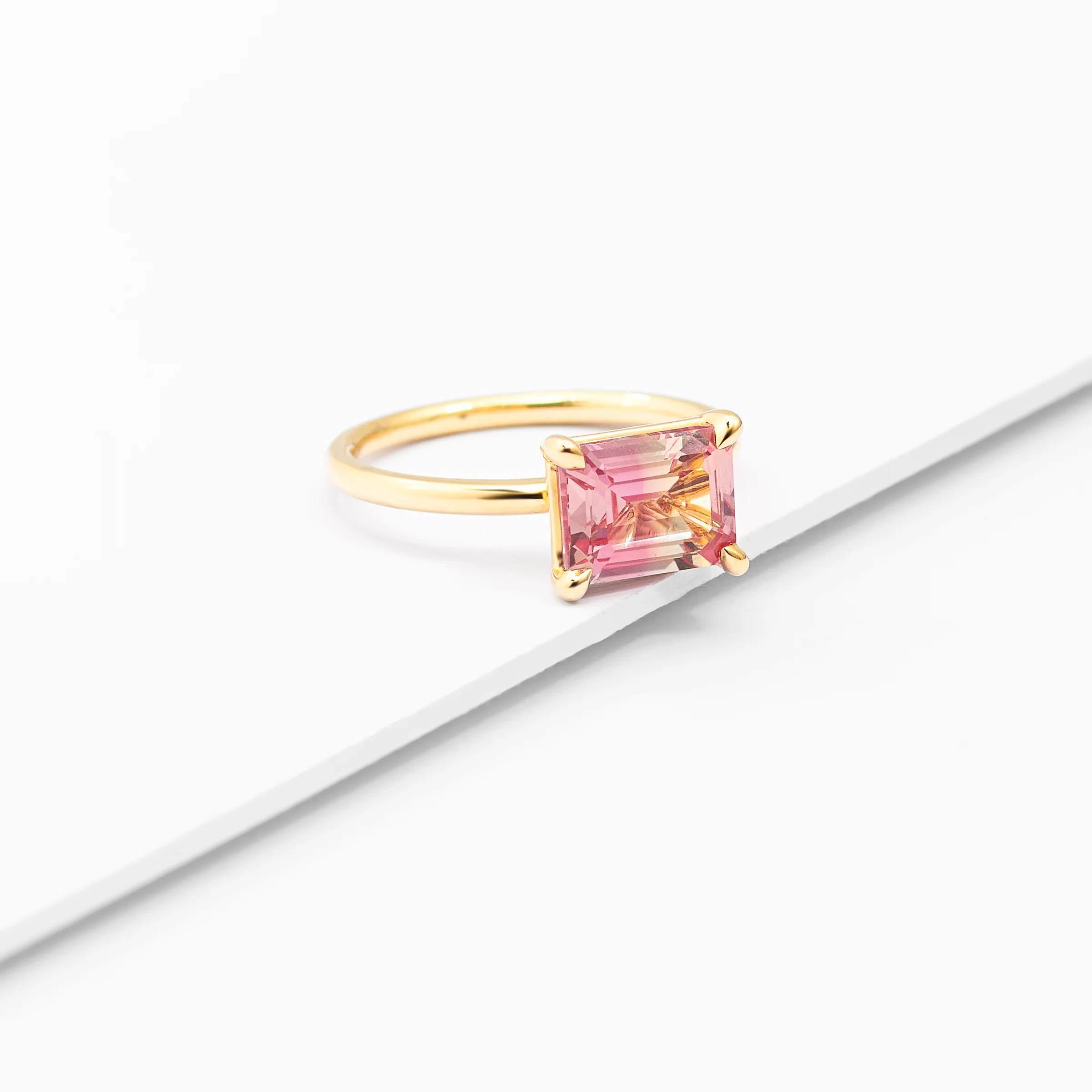 9K Yellow Gold Cr Orange And Yellow Sapphire 9x7mm Emerald Cut East West Ring - Image 3