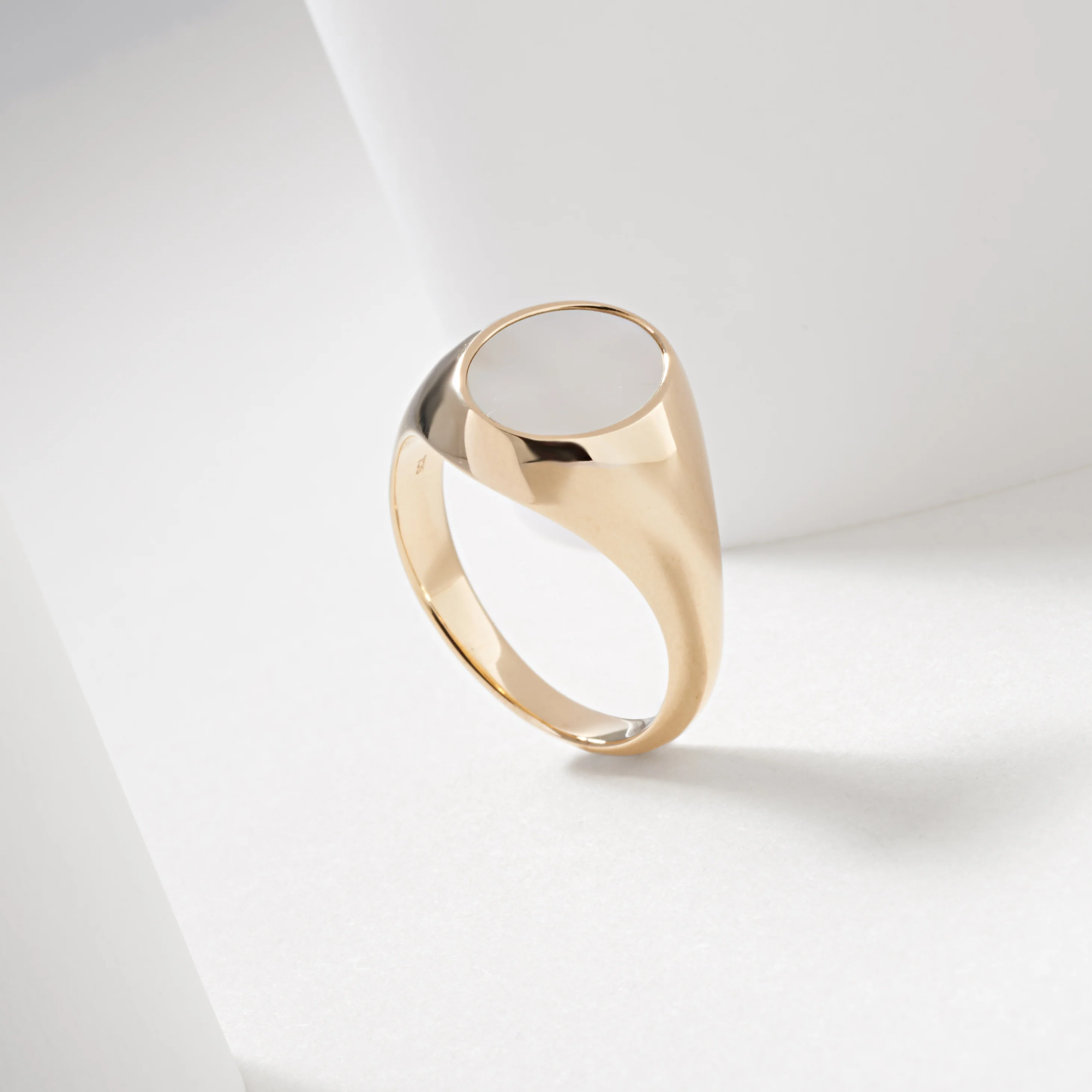 9K Yellow Gold Oval Mother Of Pearl Flat Top Dress Ring - Image 3