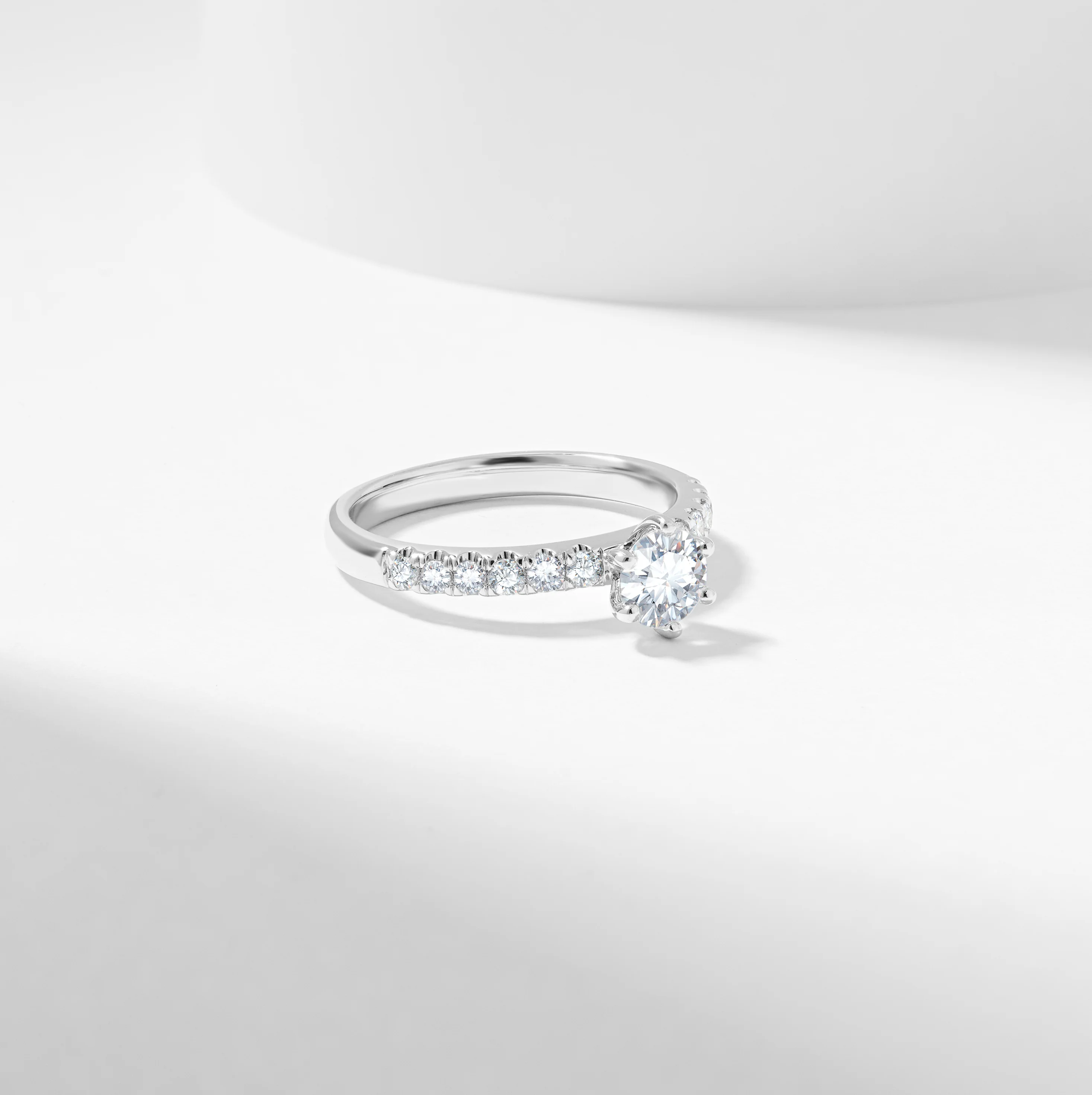 Round Brilliant Diamond Solitaire with Shoulder Accents Engagement Ring 1.0tdw 0.66ct - Image 4